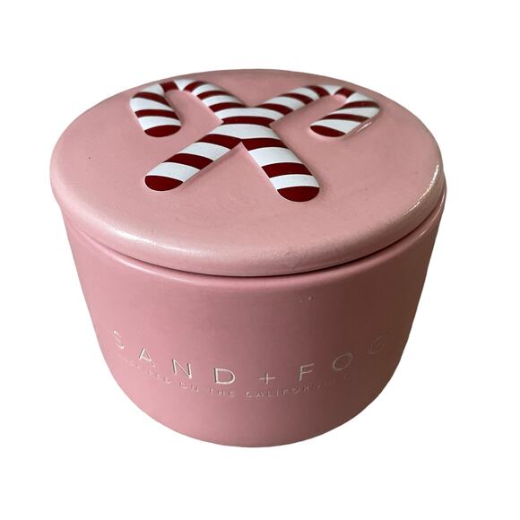 Sand & Fog Crushed Candy Cane Scented Christmas Candle with Holiday Lid 150z New - Picture 4 of 16